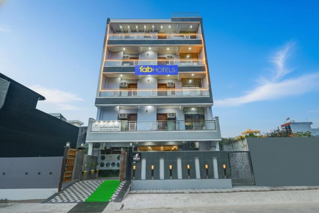 Hotel
3 stars
FabHotel Prime Spectrum Metro - 5 min Walk from Sector 75 Metro
7.2 Good
2.6 miles from center
Starting from
$391 room - Image 1