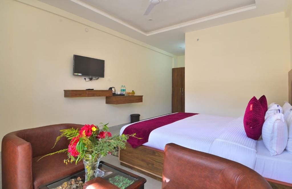 Family Room with Balcony - View of Valleys and Mountains room - Image 2
