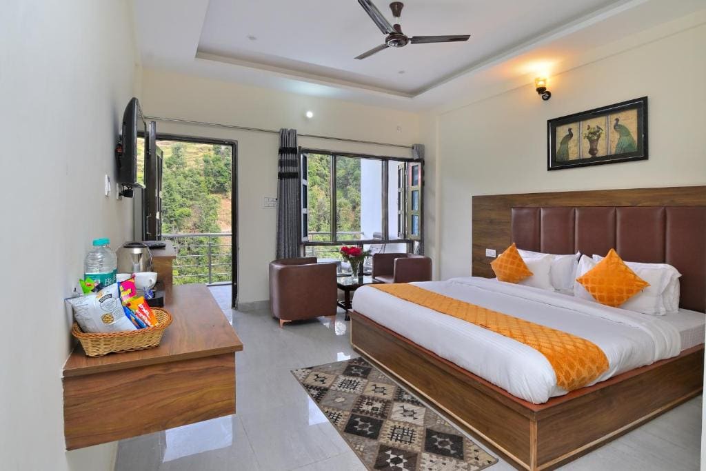 Super Deluxe Room With Balcony - View of Valleys and Mountains room - Image 3