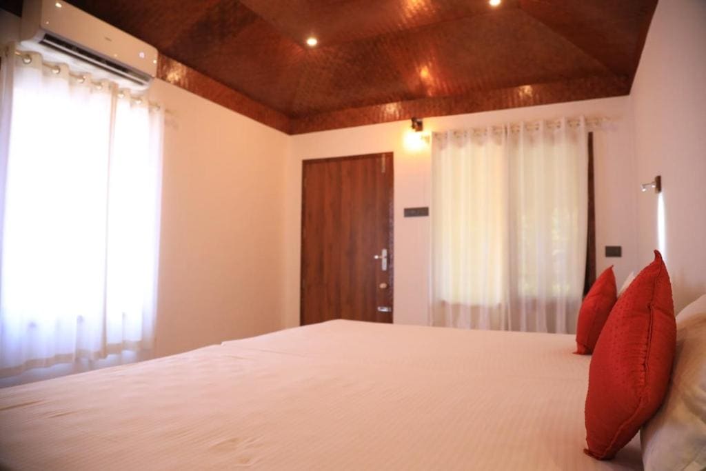 Deluxe Double Room with Balcony room - Image 2