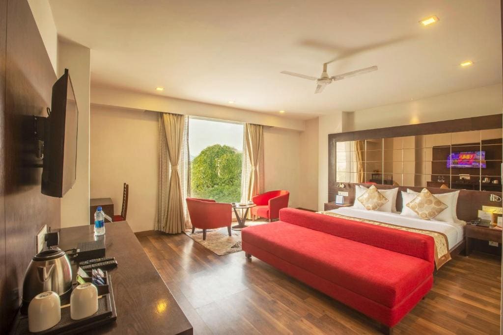 Suite with City View: Free welcome drink, Free parking/ Free valet parking, Free room upgrade (subject to availability), Early check-in (subject to availability), Late check-out (subject to availability), 20% off food and beverage room - Image 3