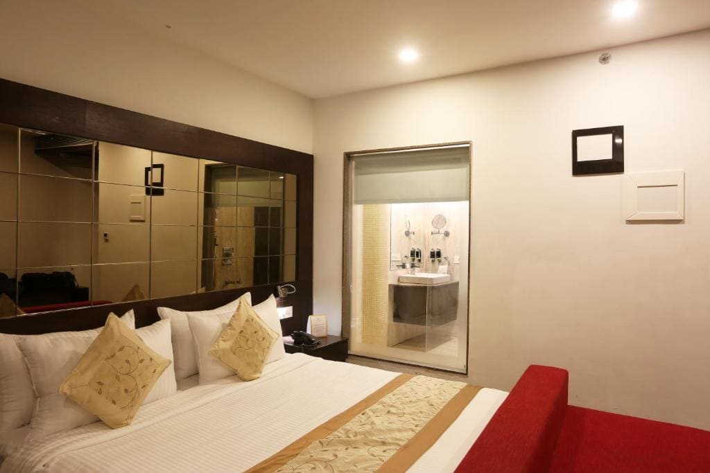 Suite with City View: Free welcome drink, Free parking/ Free valet parking, Free room upgrade (subject to availability), Early check-in (subject to availability), Late check-out (subject to availability), 20% off food and beverage room - Image 1