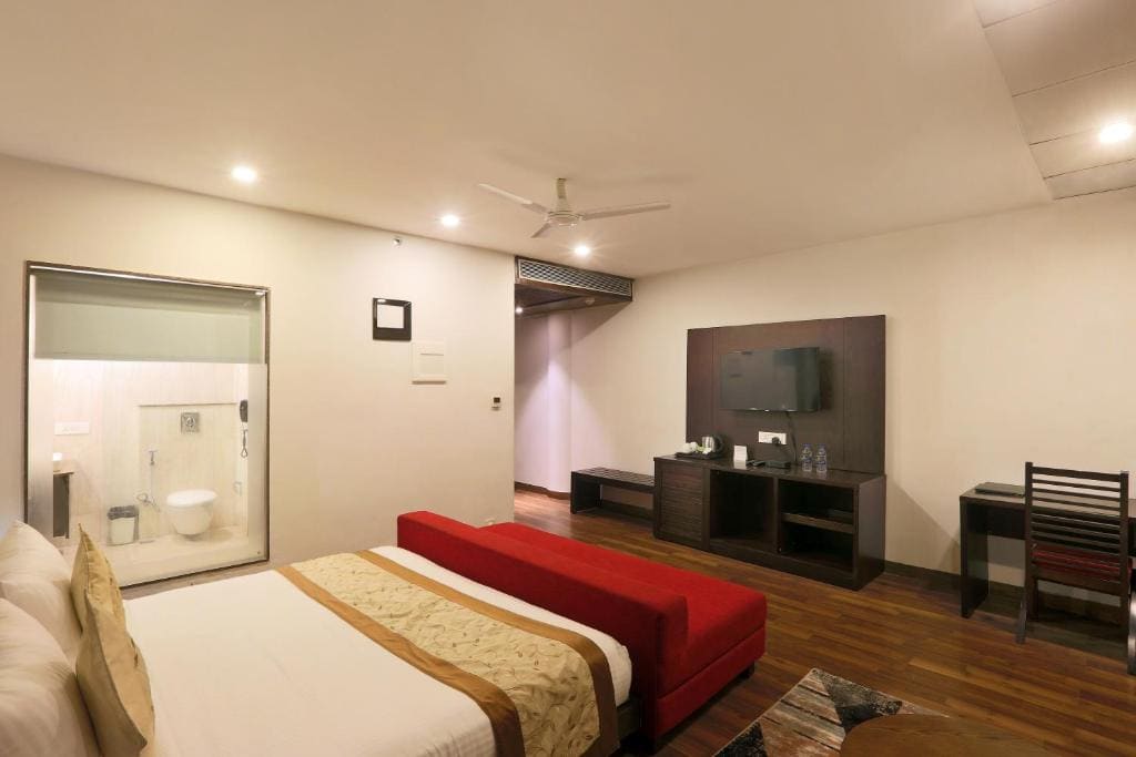 Suite with City View: Free welcome drink, Free parking/ Free valet parking, Free room upgrade (subject to availability), Early check-in (subject to availability), Late check-out (subject to availability), 20% off food and beverage room - Image 2
