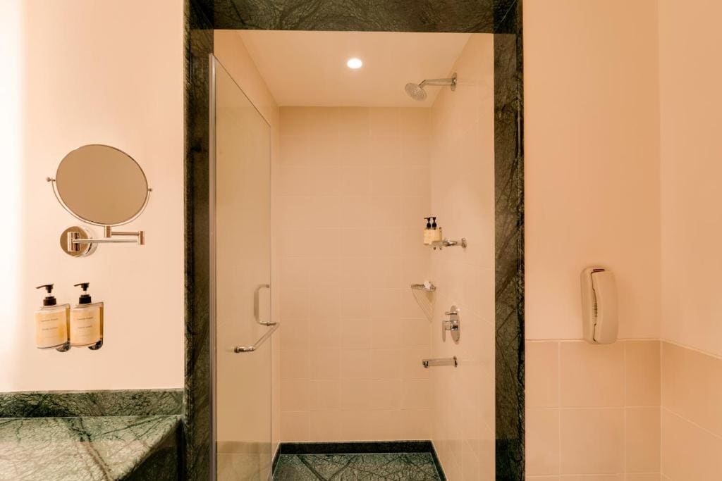 Business King Room room - Image 2