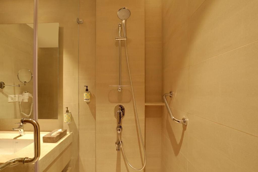 Deluxe King Room room - Image 3
