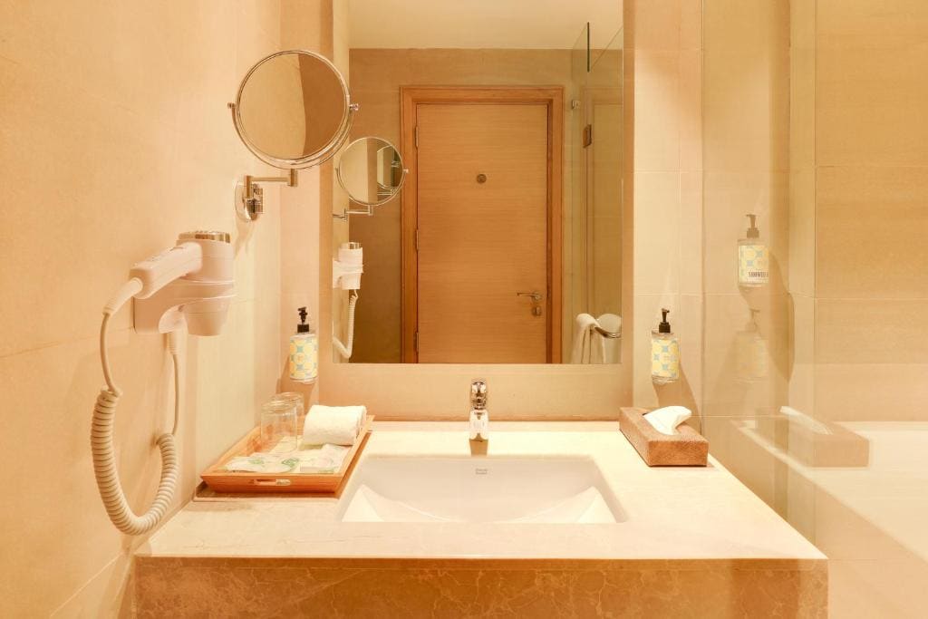 Deluxe King Room room - Image 2