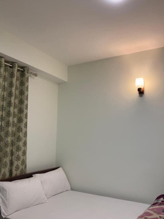 Basic Triple Room with Shared Bathroom room - Image 2
