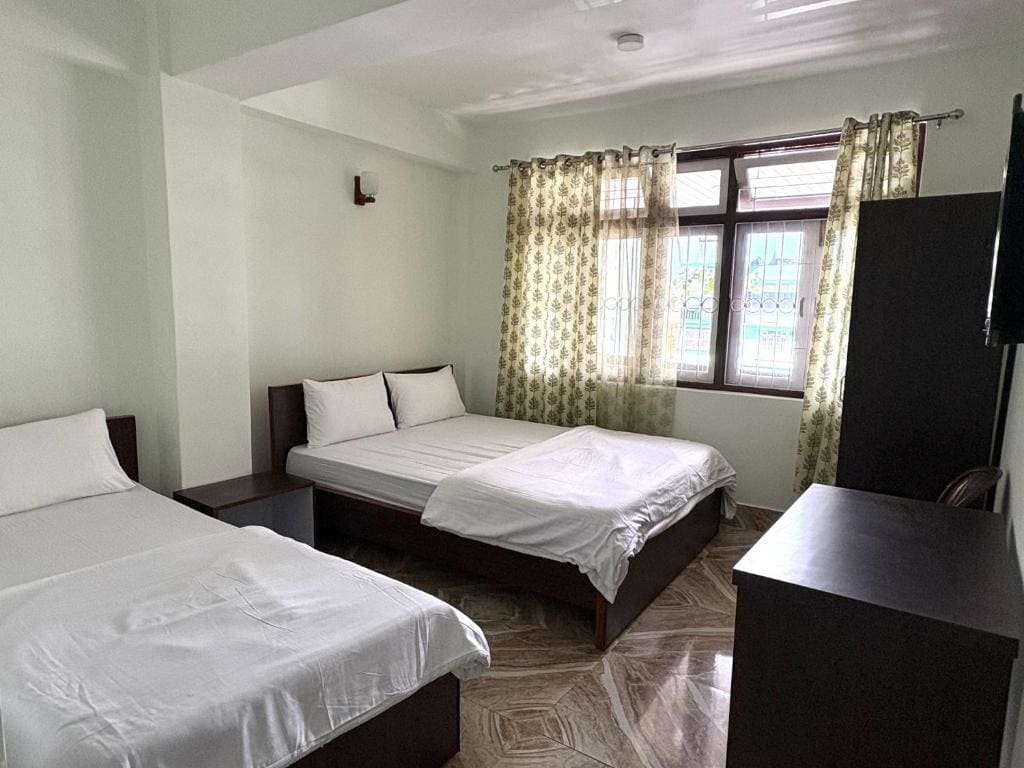 Classic Triple Room room - Image 2