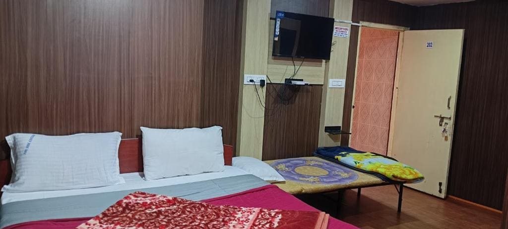 Deluxe Double Room with Extra Bed room - Image 2