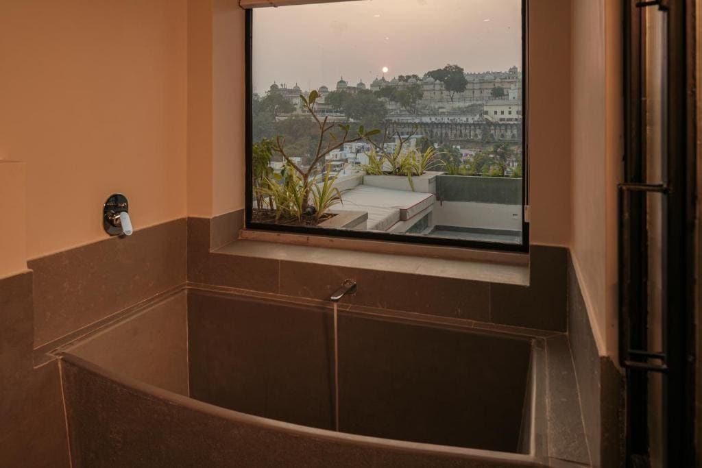 King Suite with Balcony: 15% off on Food & Soft Beverage, Early checkin and Late Checkout upto 2hrs (Subject to Availability), 2 pints of Beer (till 30th Sep) room - Image 2