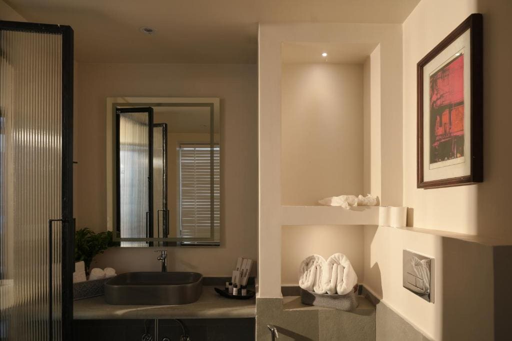 King Suite with Balcony: 15% off on Food & Soft Beverage, Early checkin and Late Checkout upto 2hrs (Subject to Availability), 2 pints of Beer (till 30th Sep) room - Image 3