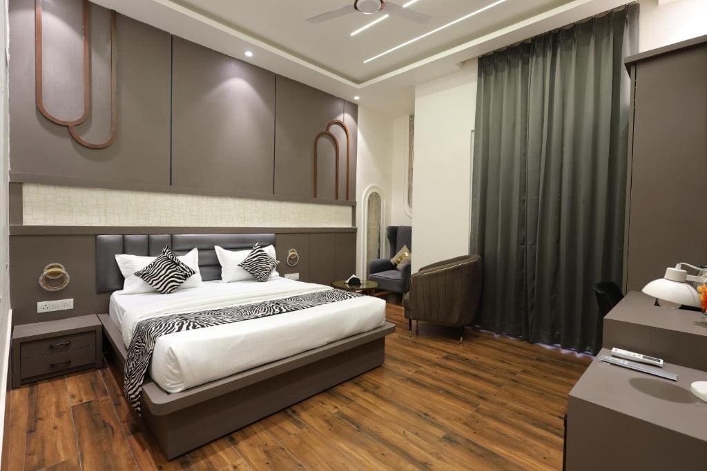 Suite with Spa Bath room - Image 1