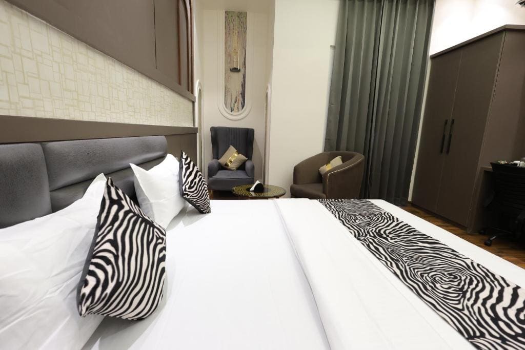 Suite with Spa Bath room - Image 2