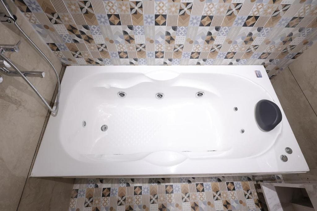Suite with Spa Bath room - Image 3