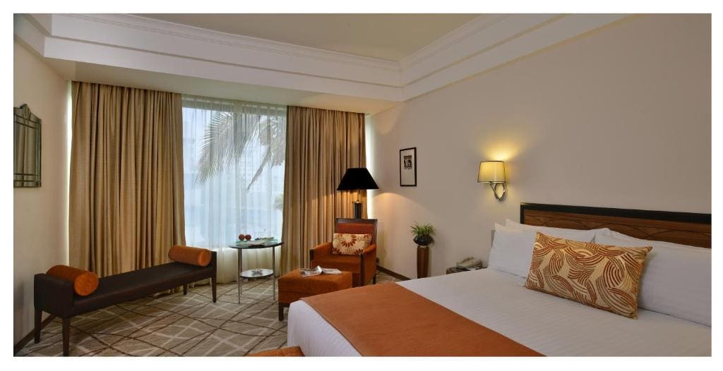 Deluxe Suite - 1 Double Bed - Partial Sea View room - Image 2