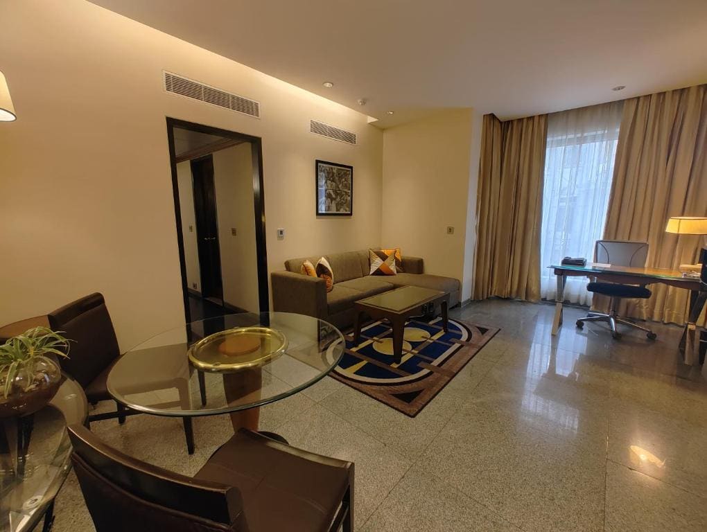 Deluxe Suite - 1 Double Bed - Partial Sea View room - Image 3