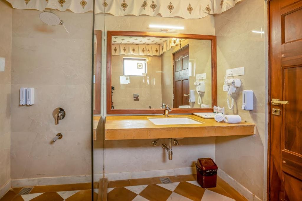 Luxury Cottage Tent room - Image 2
