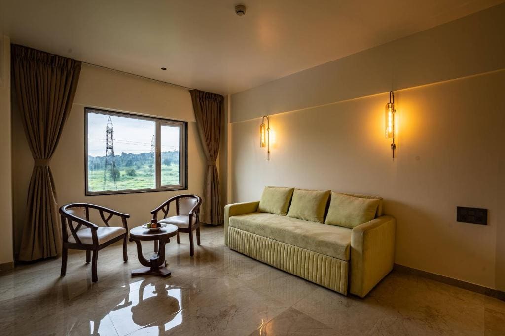 Family Room room - Image 3