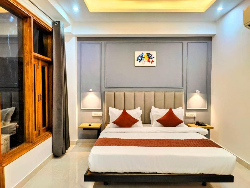 Deluxe Double Room with Balcony room - Image 2