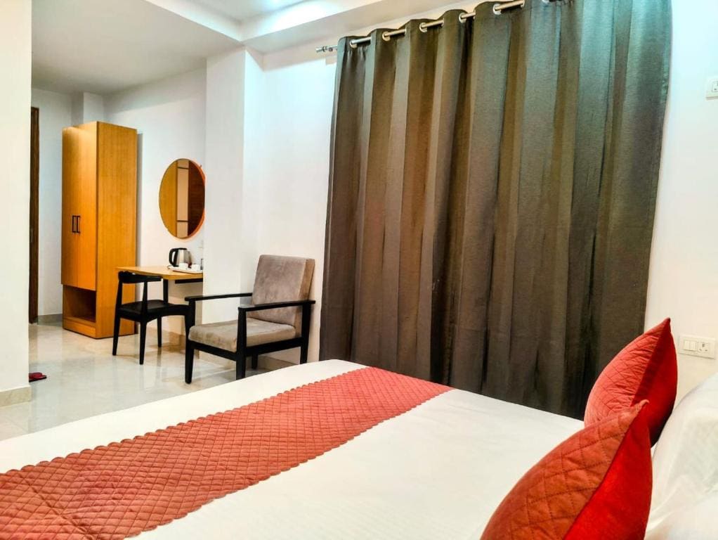 Deluxe Double Room with Balcony room - Image 3