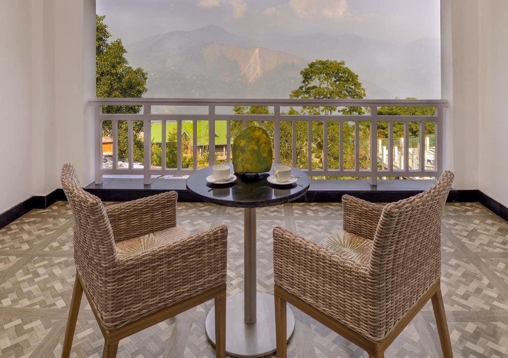 Deluxe Room Kanchenjunga View - 10% Discount on Foods & Soft Beverages* | 15% Discounts on Laundry Services* | INR 500 spa credit during your stay on selective Massage services. TnC Apply.* | Free Minibar - 2 cans of soft Beverages (Once on Arrival) room - Image 3