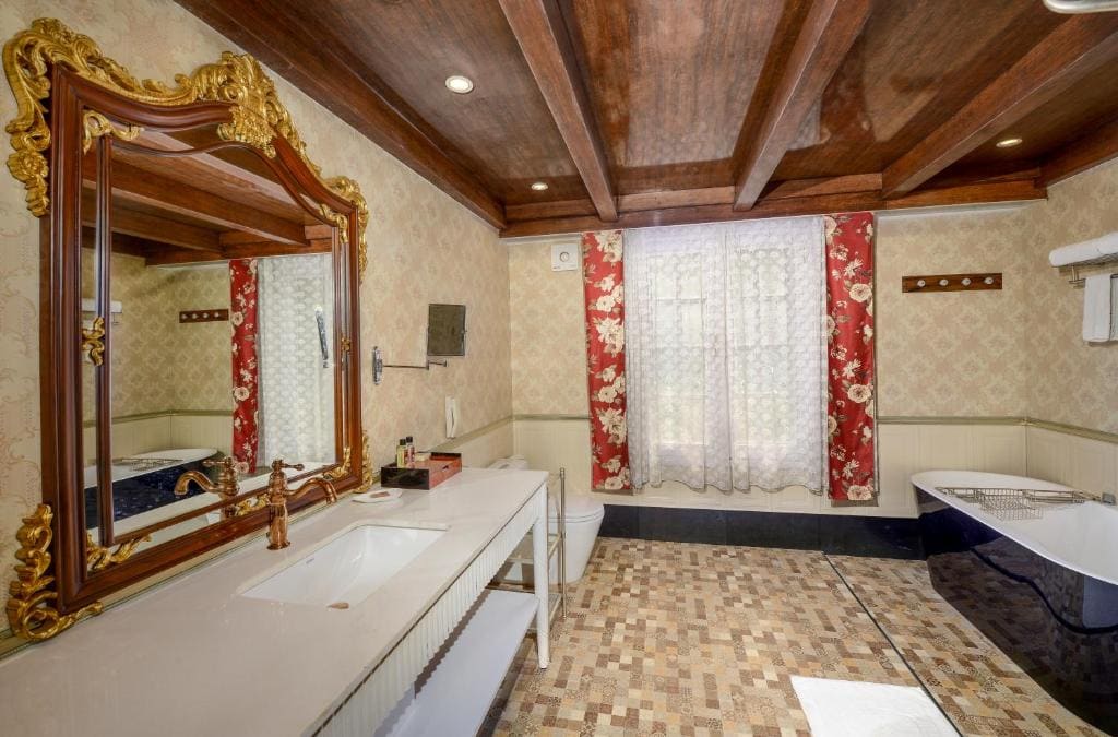 Heritage Room - 10% Discount on Foods & Soft Beverages* | 15% Discounts on Laundry Services* | INR 500 spa credit during your stay on selective Massage services. TnC Apply.* | Free Minibar - 2 cans of soft Beverages (Once on Arrival) room - Image 2