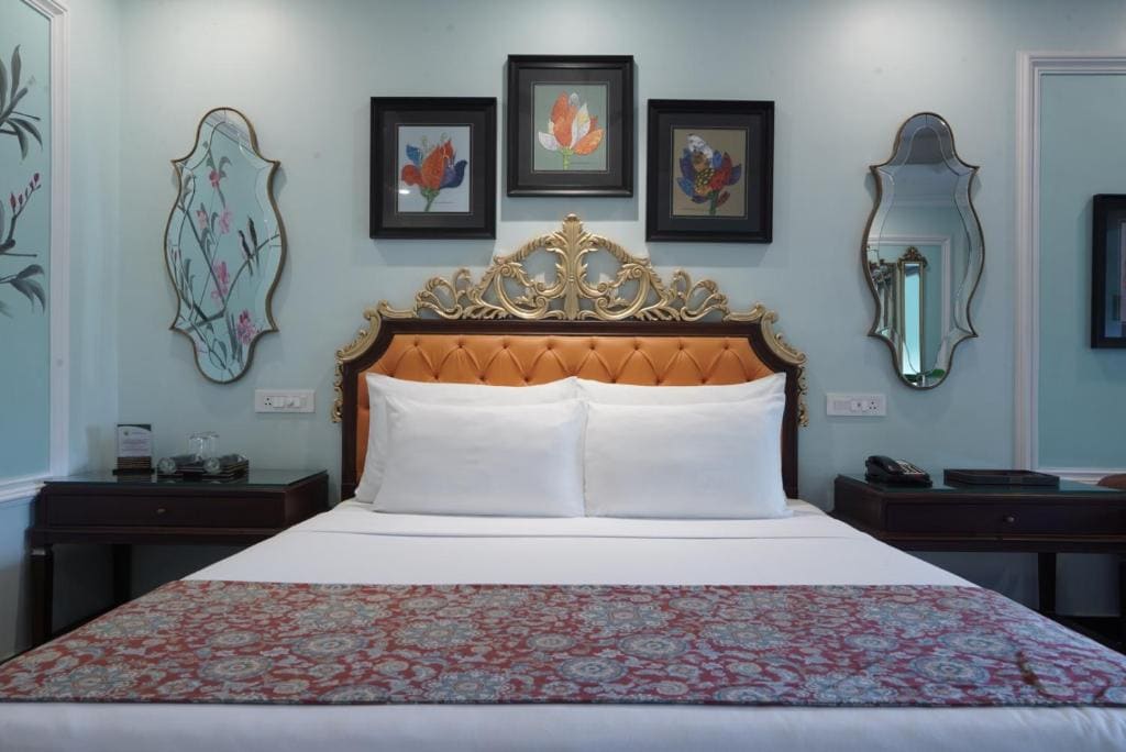 Deluxe Room King - Free Minibar - 2 cans of soft Beverages (Once on Arrival) | Assorted Snacks in the Room (Once during Stay) | 10% Discount on Foods & Soft Beverages* | 15% Discounts on Laundry Services* room - Image 1