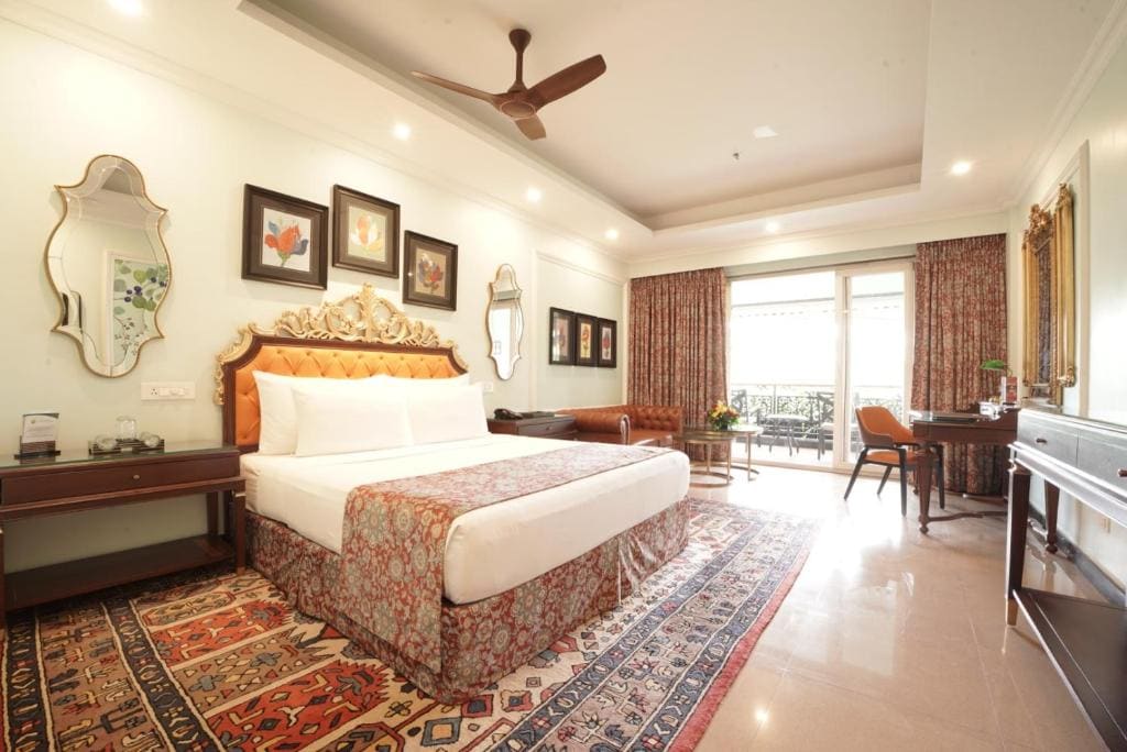 Premium Room King - 2 cans of soft Beverages (Once on Arrival) | Assorted Snacks in the Room (Once during Stay) | 10% Discount on Foods & Soft Beverages* | 15% Discounts on Laundry Services* room - Image 1
