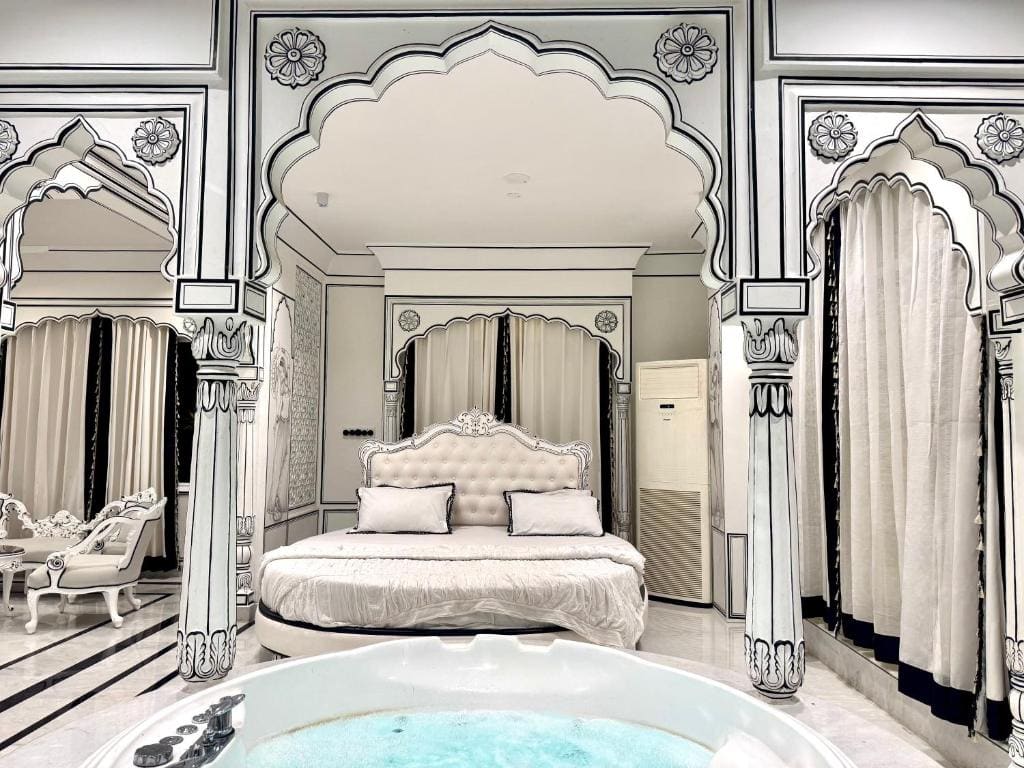 Queen Suite with Spa Bath room - Image 3