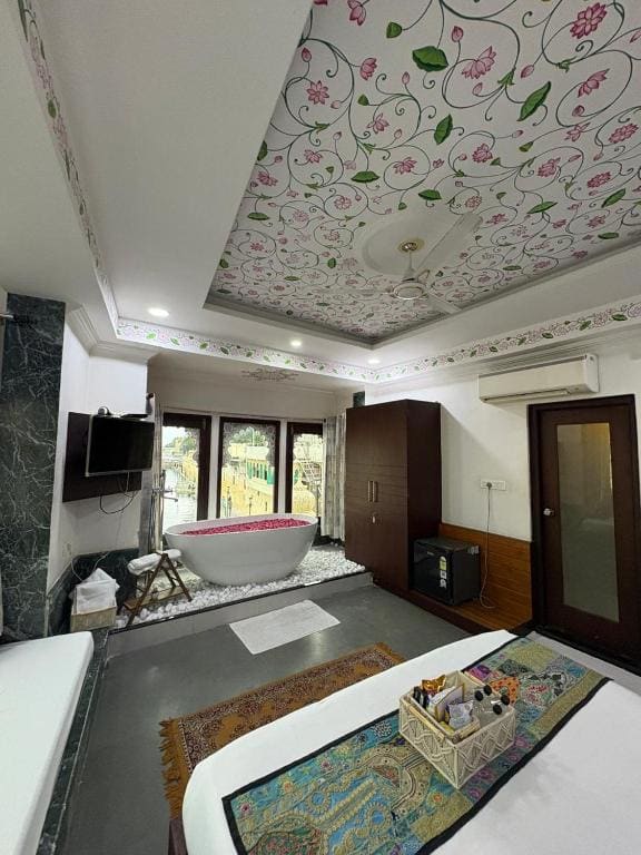 Queen Suite with Spa Bath room - Image 3
