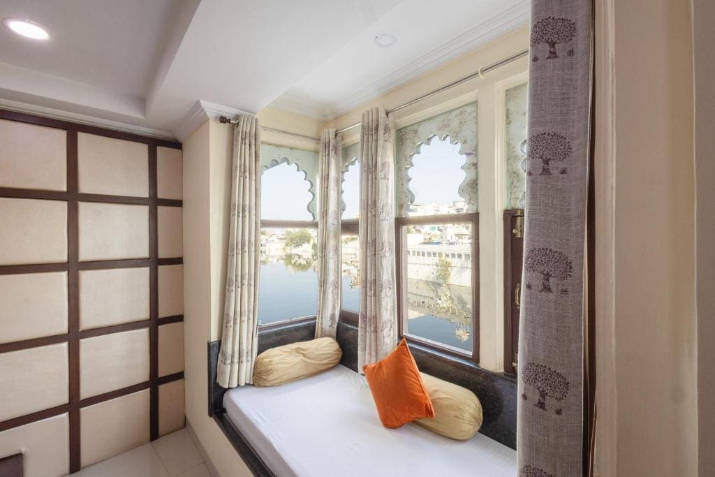 Deluxe Double or Twin Room with Lake View room - Image 1