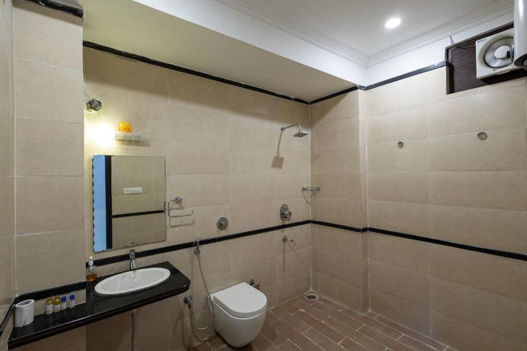 Deluxe Double or Twin Room with Lake View room - Image 2