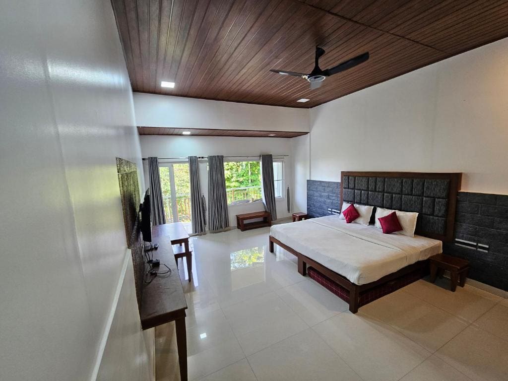 Deluxe Double Room with Balcony room - Image 2