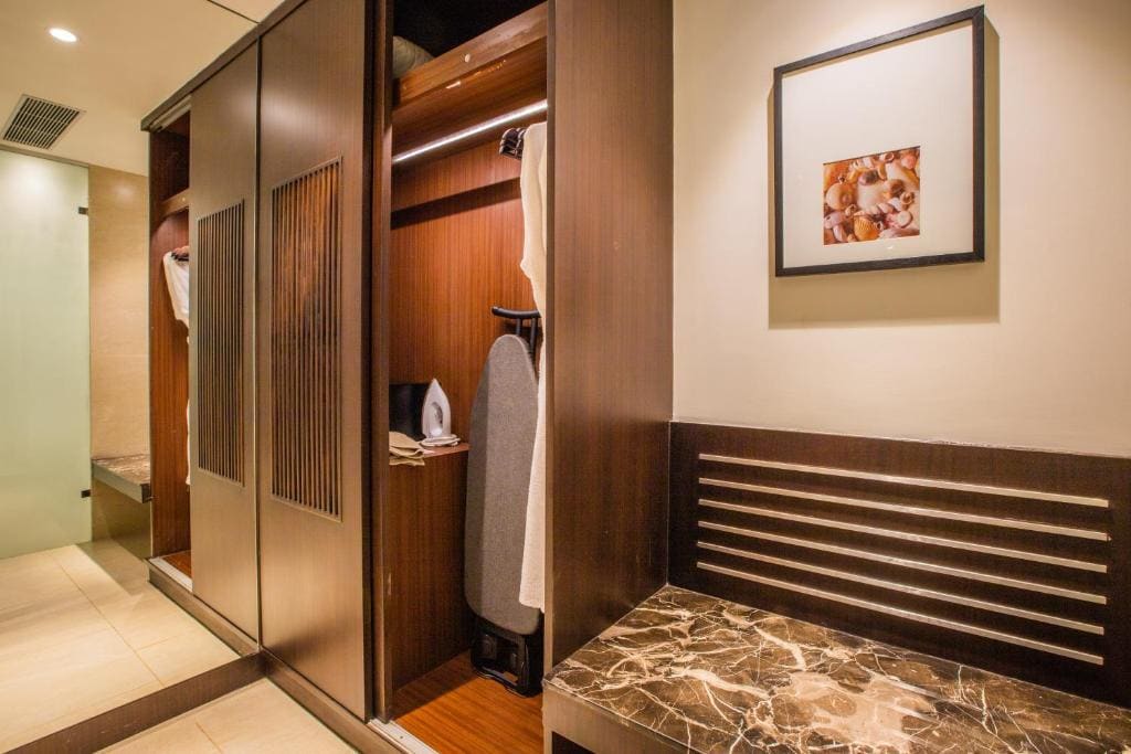 Executive Suite - Field view room - Image 3