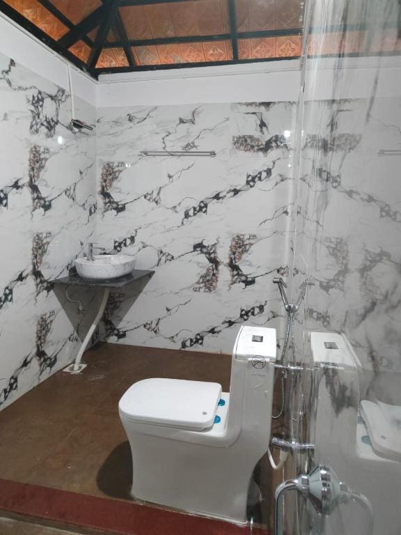 Family Room with Private Bathroom room - Image 3