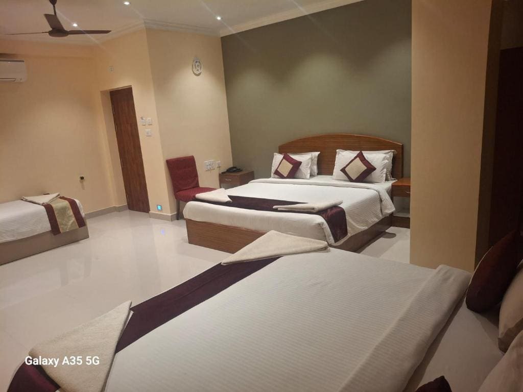 Deluxe Family Room room - Image 2