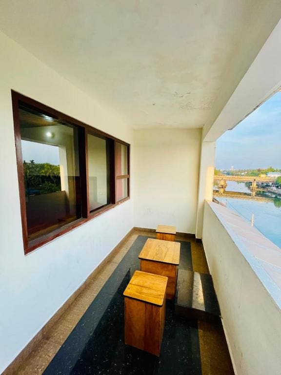 Deluxe Double Room with Balcony room - Image 3