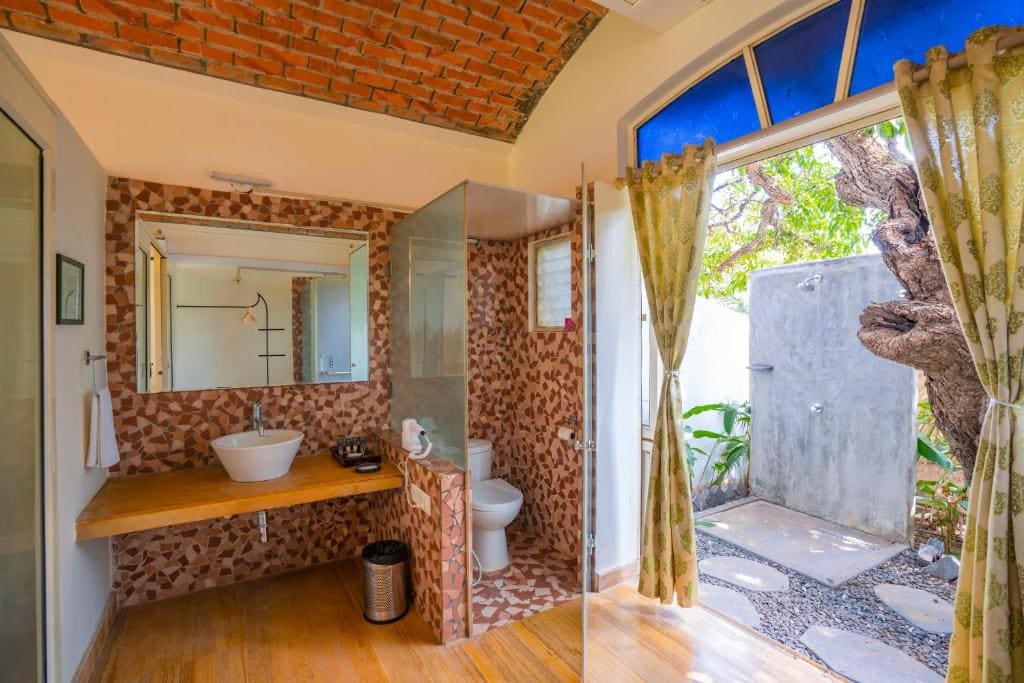 Deluxe Double Room with Shower room - Image 1