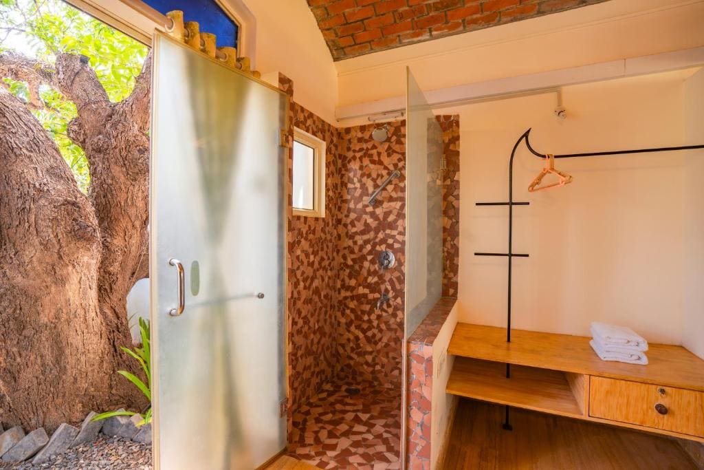 Deluxe Double Room with Shower room - Image 2