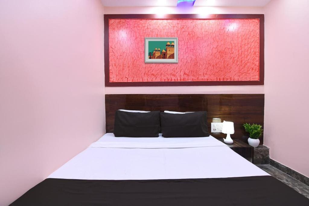 Small Double Room room - Image 2