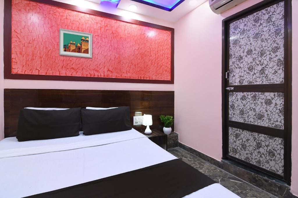 Small Double Room room - Image 3