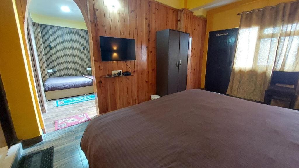 Standard Family Room room - Image 2