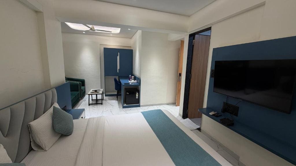 Deluxe Double Room with Balcony room - Image 3