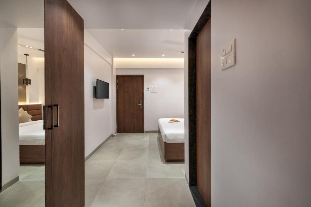 Deluxe Lawn View Room room - Image 1