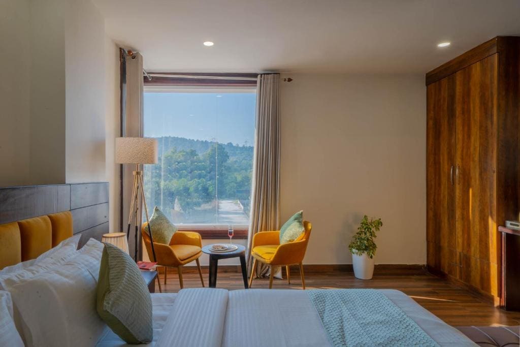 Family Room with Mountain View room - Image 3