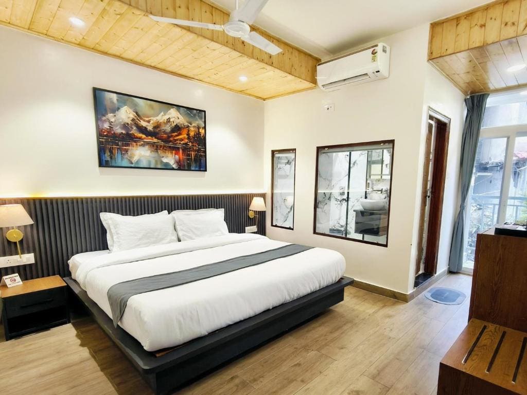 Deluxe Double Room with Balcony room - Image 2