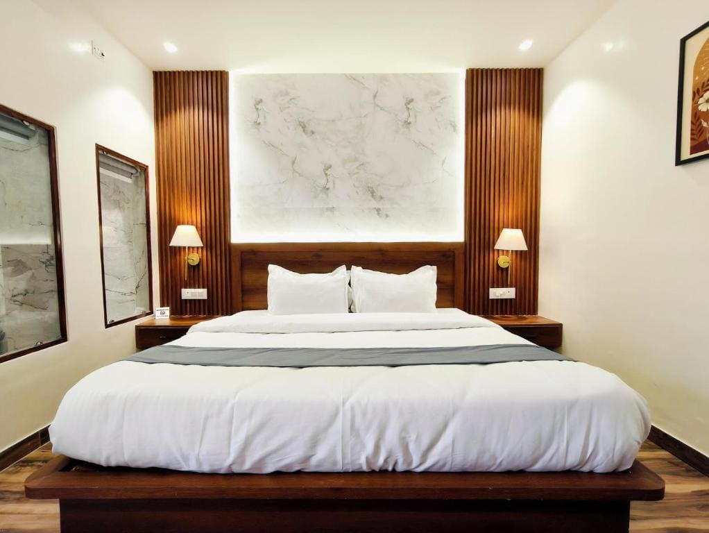 Deluxe Double Room with Balcony room - Image 3