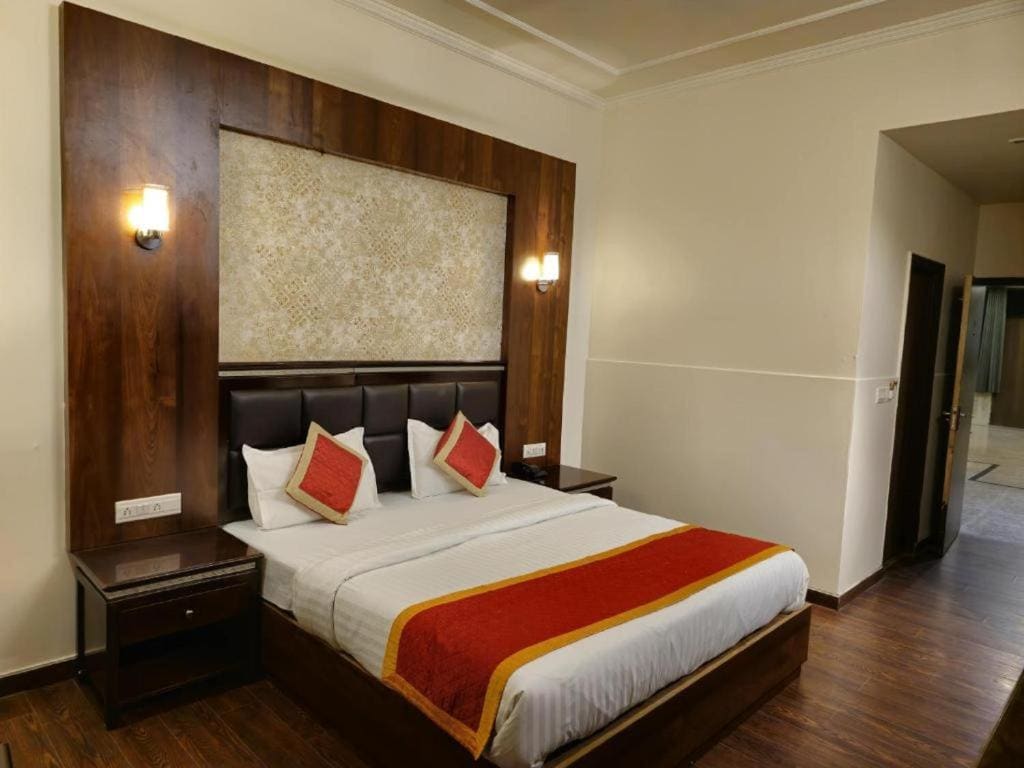 Deluxe Room:Enjoy Happy Hours with 2+1 offer on Alcoholic Beverages, Early Check-In/ Late Check-Out upto 2 hours (subject to availability) room - Image 1