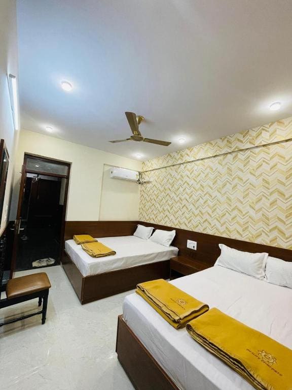 Deluxe Family Room room - Image 2