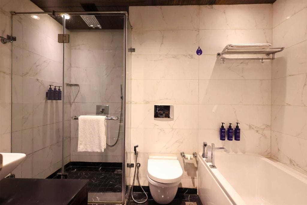 Business class Room with Bath tub - Buy 1 Get 1 @ORO & 15% discount on hotel services room - Image 3